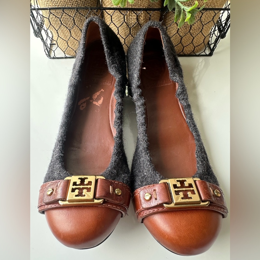 Tory‎ Burch Women's Gray and Brown Flats with Gold Accents size 6:5 m
